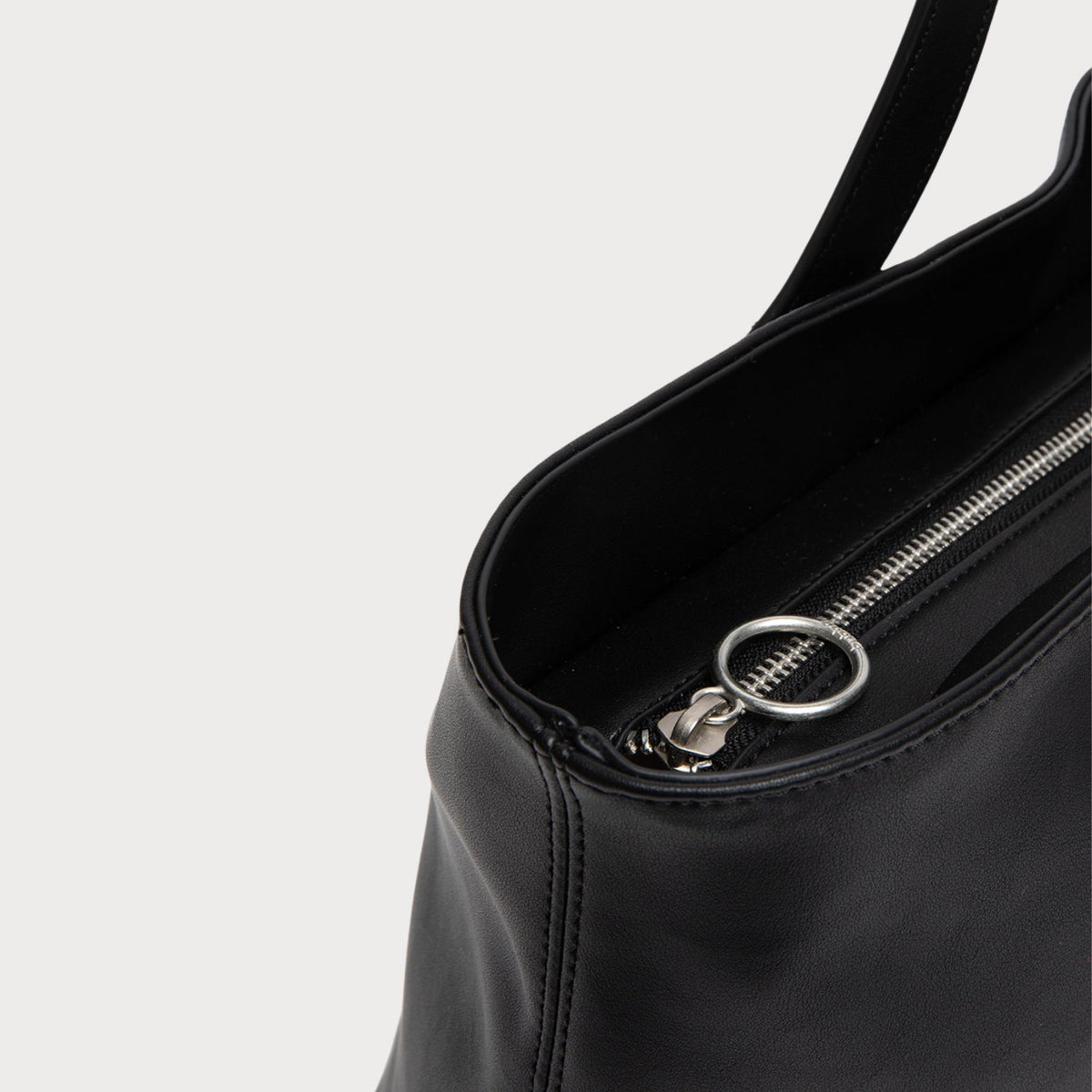 TOTE SMITH